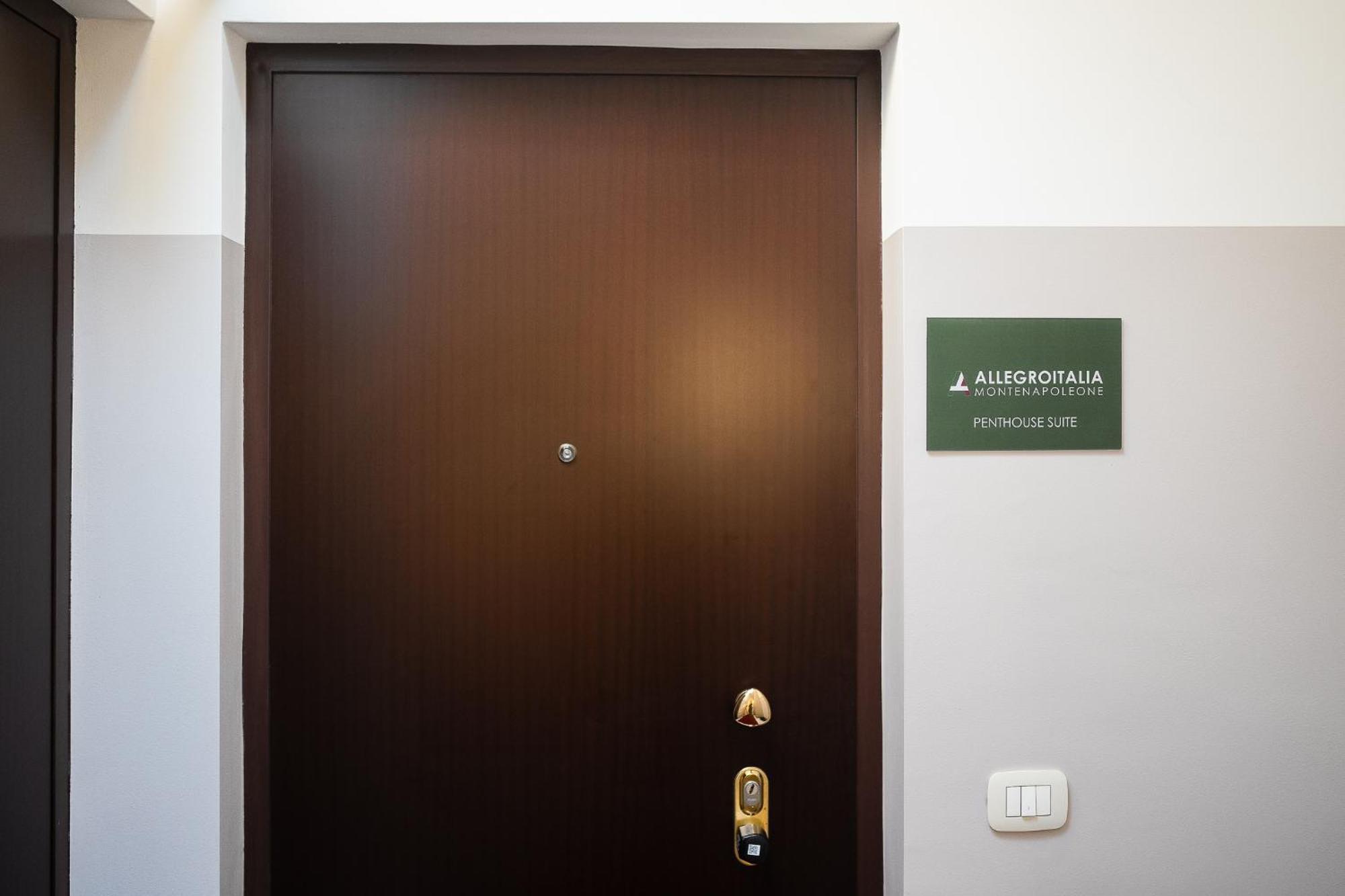 Allegroitalia Penthouse Montenapoleone Милано Екстериор снимка
