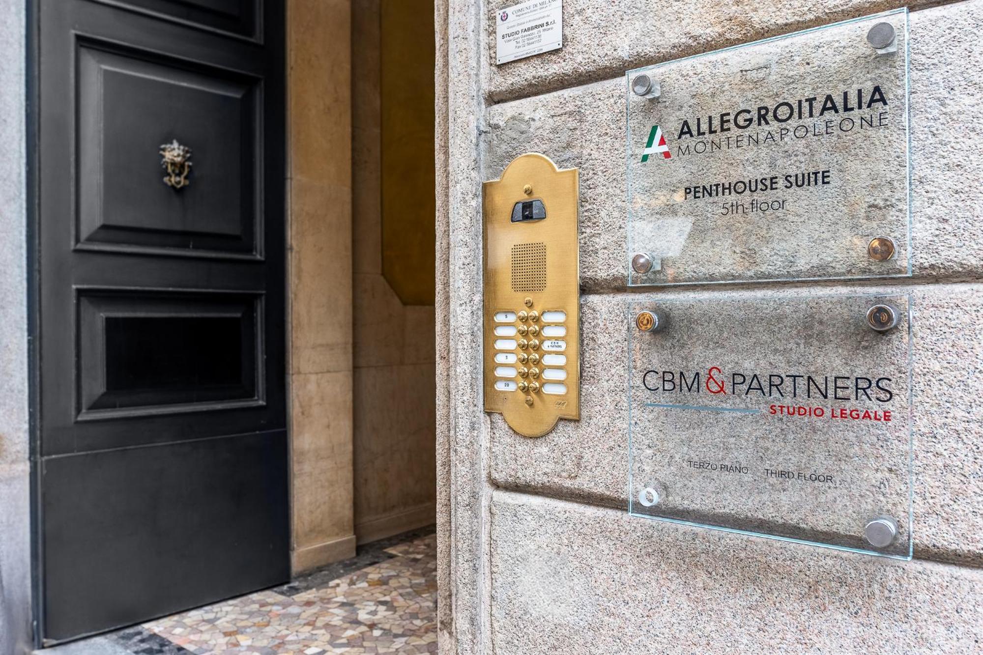 Allegroitalia Penthouse Montenapoleone Милано Екстериор снимка